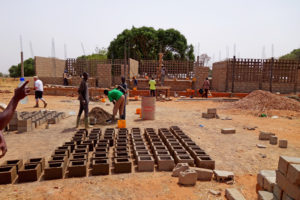 Construction de l&#039;EPP, école primaire, fabrication des éléments sur place, village de Nagou, Togo.