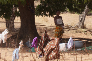 Sécher du linge dans la savanne, , village de Nagou et Boré, Togo