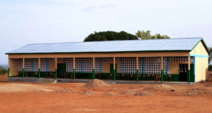 Bâtiment de l'école primaire construit, trois classes, village de Nagou, Togo