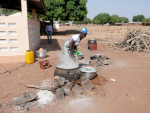 Préapartion du déjeuner, cantine de l&#039;école primaire, village de Nagou, Togo