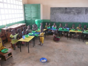Déjeuner à la cantine dans la nouvelle maternelle, village de Nagou, Togo