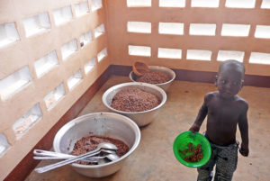 Cantine, déjeuner nouvelle maternelle, village de Nagou, Togo